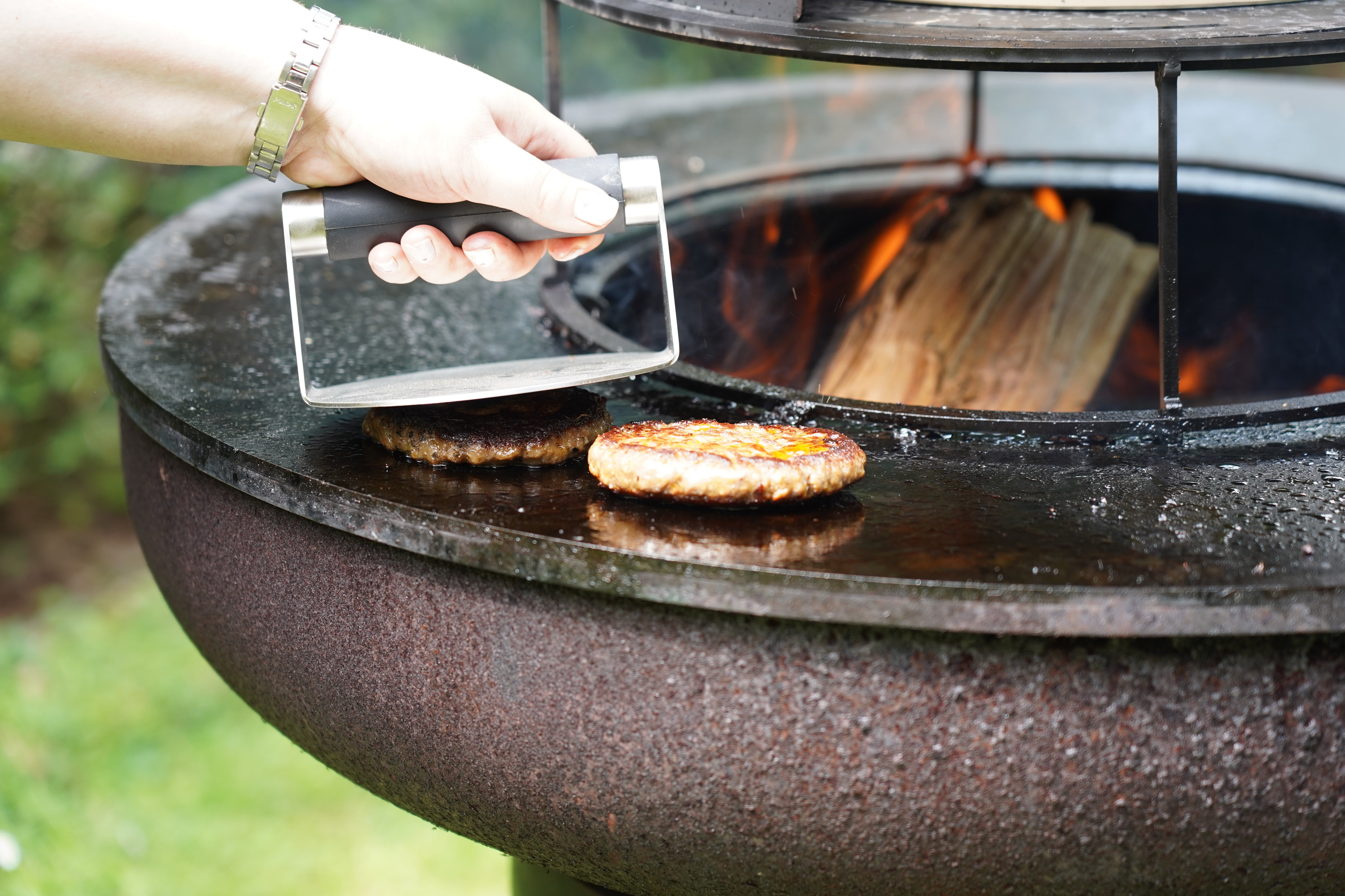 Waarom de plancha de ultieme barbecue is voor de smash burger