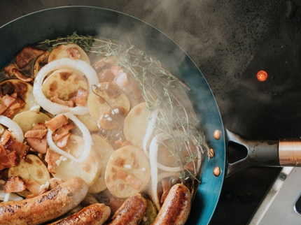 Barebones Blue Carbon Steel Skillet 9" sfeerfoto met eten
