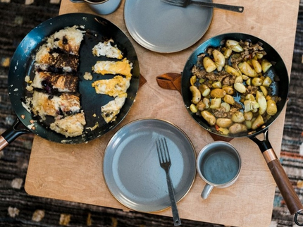 Barebones Blue Carbon Steel Skillet 9" sfeerfoto met eten
