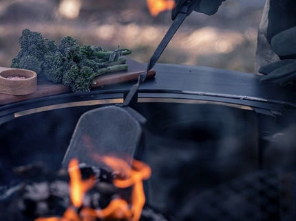 Barebones Cowboy Grill Kolenschep in vuur