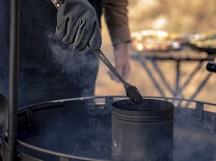 Barebones Cowboy Grilltang sfeerfoto vuurkorf
