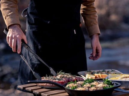 Barebones Cowboy Grilltang sfeerfoto met eten
