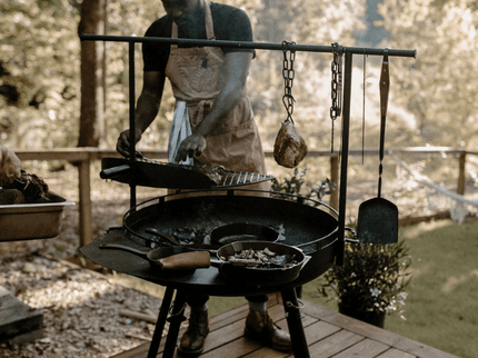 Barebones Cowboy vuurkorf grill systeem met eten en chef
