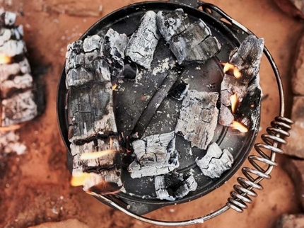 Barebones Dutch oven 3,8L sfeerfoto met houtskool
