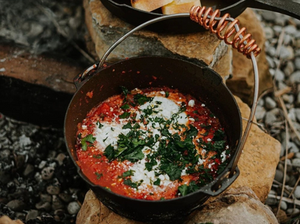 Barebones Dutch oven 3,8L sfeerfoto met tomatensoep
