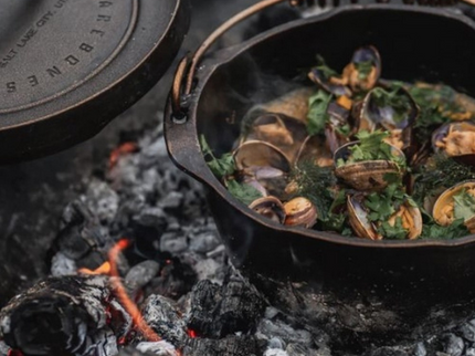 Barebones Dutch oven 3,8L sfeerfoto met kokkels
