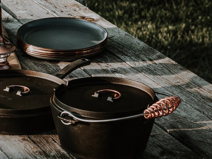 Barebones Dutch oven 3,8L sfeerfoto op tafel
