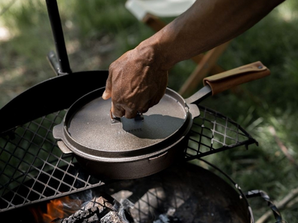 Barebones Gietijzeren Skillet 10" boven open vuur
