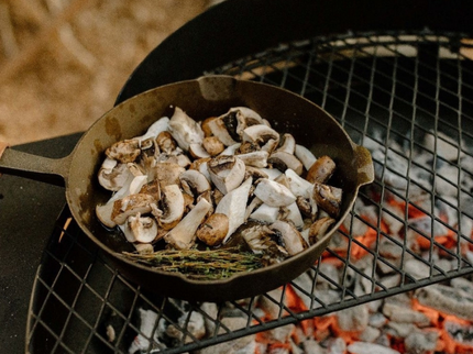 Barebones Gietijzeren Skillet 10" op vuur