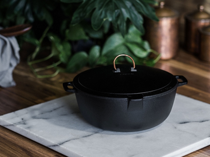 Barebones gietijzeren pan sfeerfoto in de keuken
