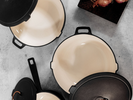Barebones gietijzeren pan sfeerfoto in de keuken
