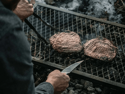 Barebones rechthoekig grillrooster met vlees
