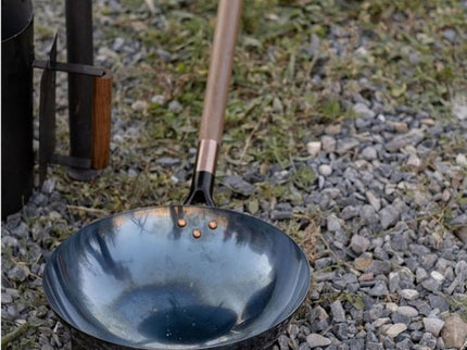 Barebones wok 30 cm met lange steel sfeerfoto