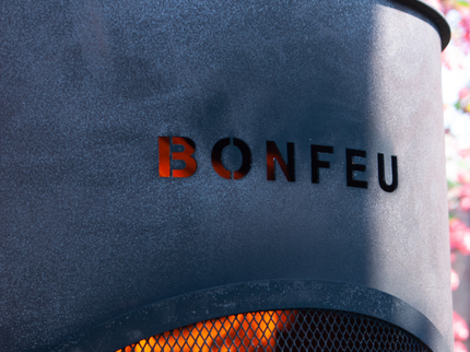 BonFeu BonTon tuinhaard 60 zwart sfeerfoto logo detail
