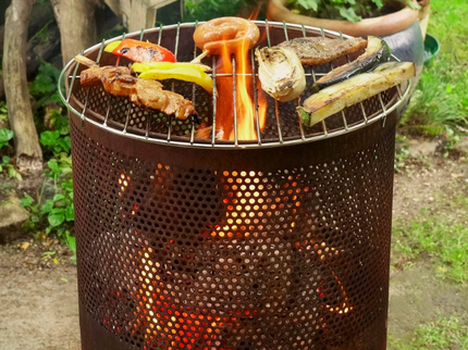 BonFeu BonVes 34 roest vuurkorf inclusief grillrooster met groenten en vlees erop