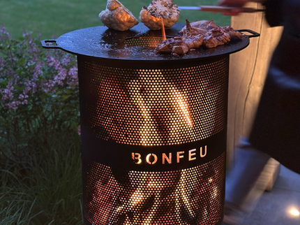 BonFeu BonVes 45 Roest vuurkorf met plancha bakplaat en vlees en bloemkool