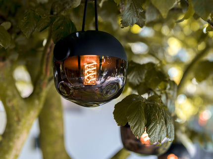 Cosisfera lamp sfeerfoto hangend in de boom
