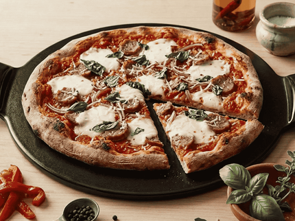 Emile Henry pizzasteen 26 cm met pizza