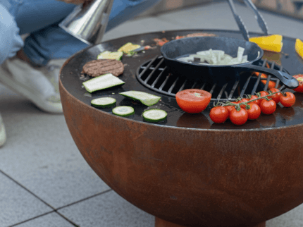 HEAT vuurkorf Gystad sfeerbeeld met eten
