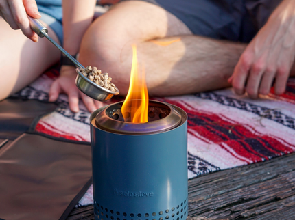 Solo Stove Mesa XL Tafelvuurkorf RVS Blauw sfeerfoto