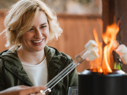 Solo Stove Mesa XL Tafelvuurkorf RVS Zwart met marshmallows sfeerfoto