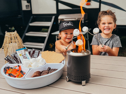 Solo Stove Mesa XL Tafelvuurkorf RVS Zwart kinderen met marshmallows sfeerfoto