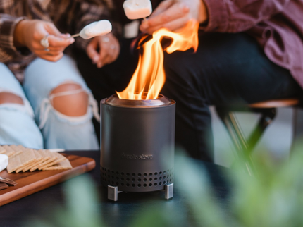 Solo Stove Mesa XL Tafelvuurkorf RVS Zwart met marshmallows sfeerfoto