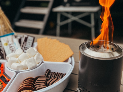 Solo Stove Mesa XL Tafelvuurkorf RVS Zwart met marshmallows en lekkernijen sfeerfoto