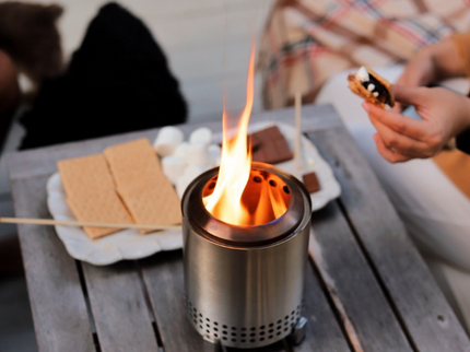 Solo Stove Mesa XL Tafelvuurkorf RVS op tafel met marshmallows sfeerfoto