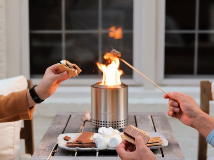 Solo Stove Mesa XL Tafelvuurkorf RVS op tafel met marshmallows sfeerfoto