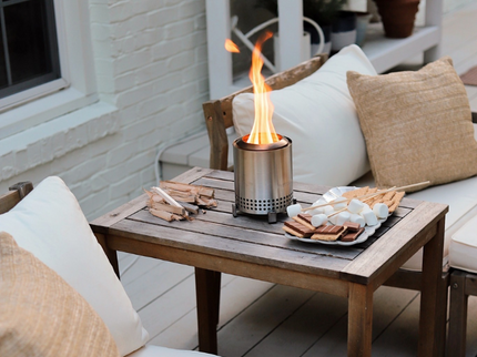 Solo Stove Mesa XL Tafelvuurkorf RVS op tafel met marshmallows sfeerfoto