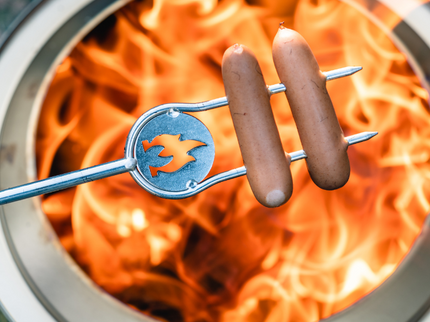 Solo Stove Ranger Vuurkorf met Staander sfeerfoto met spies