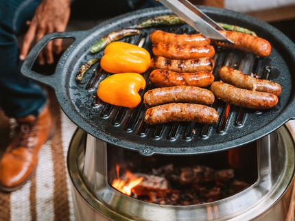 Solo Stove Ranger Vuurkorf met Staander sfeerfoto grillplaat