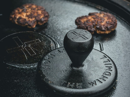 The Windmill Cast Iron Smashburger Tool op bakplaat