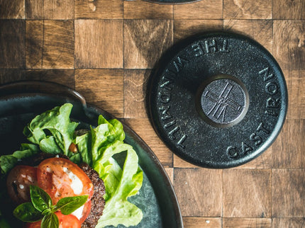 The Windmill Cast Iron Smashburger Tool naast bord