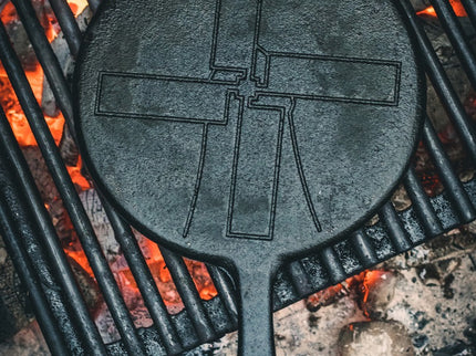 Gietijzeren stroopwafelijzer op grill