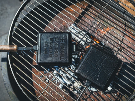 The Windmill Sandwichijzer met Korte Handvaten op grill