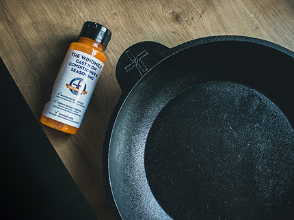 The Windmill Seasoning / Conditioner naast pan