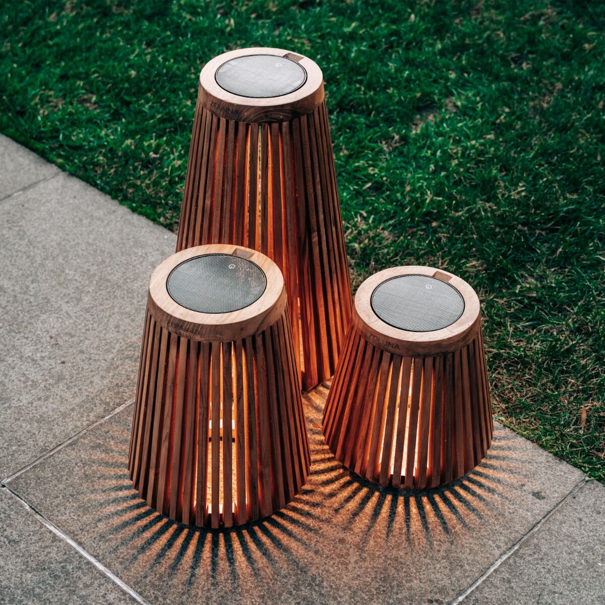 Lampadaire solaire Lon XL en teck ZOLUNA