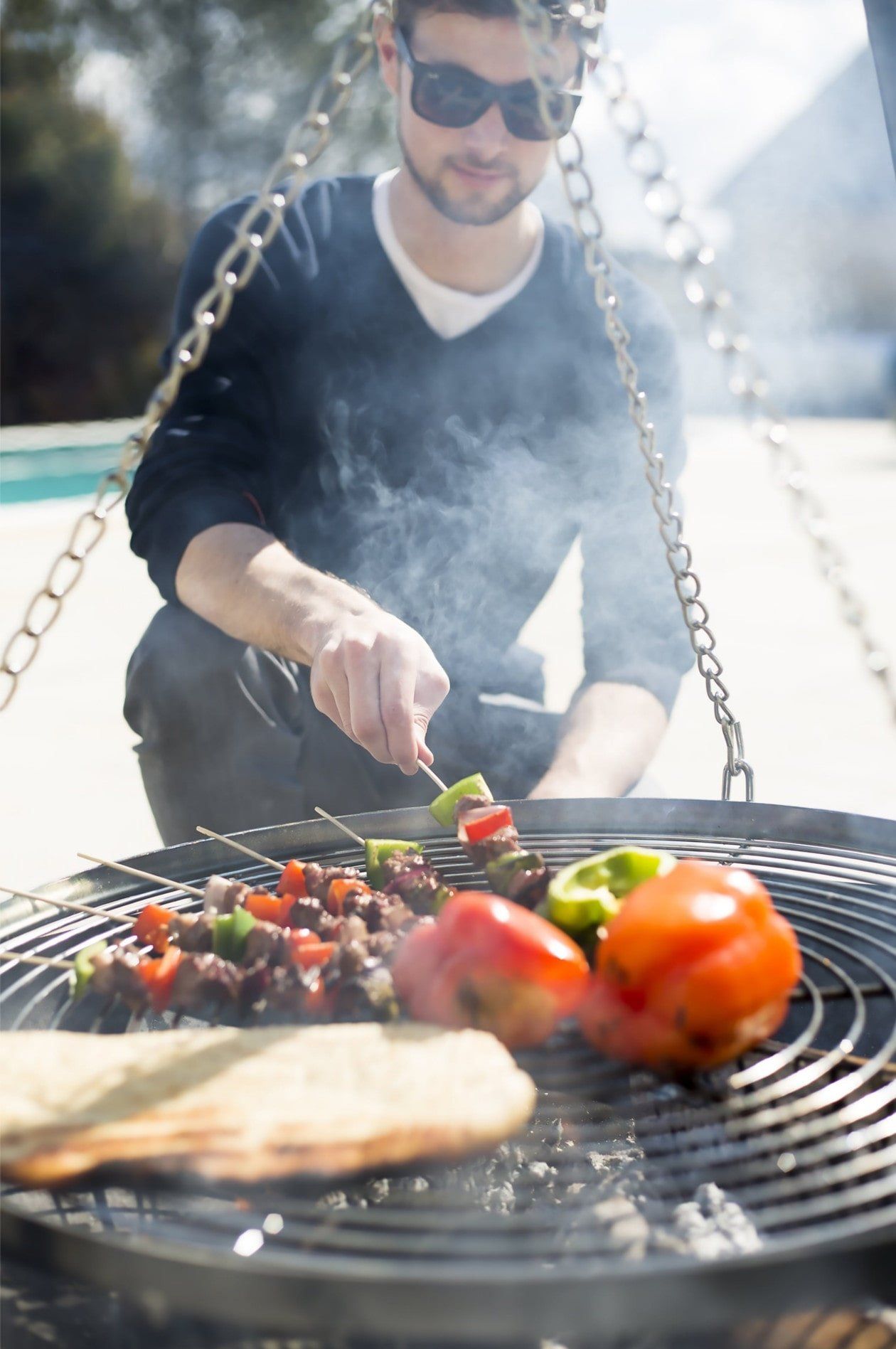 Trépied barbecue en plein air poêle à feu de camp réglable en hauteur de la  cuisson barbecue Net et Grill pour jardin caserne - Chine Trépied pendaison  barbecue et la pendaison de