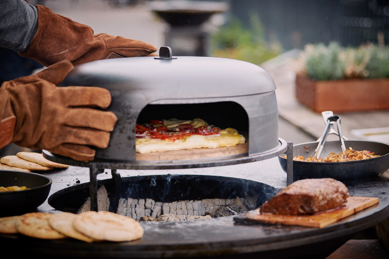 Des pizzas authentiques au feu de bois avec un four à pizza de jardin
