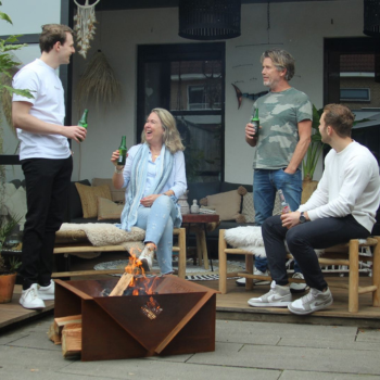 Famille avec le brasero Steelhand v-pit